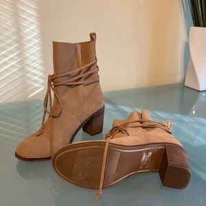 TOM’s Tan Suede Ankle Boots WIDE Width with Ankle Wrap Size 7W like NEW